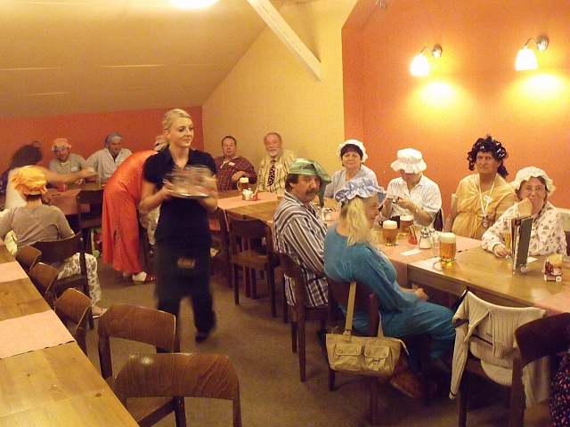 09_Jedni sedi druzi tanci.jpg
